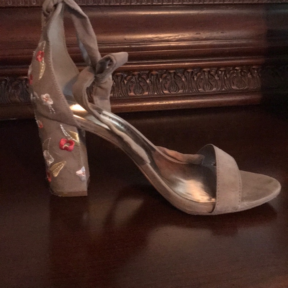 Embroidered chunky heel, ankle tie